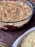 Crumble de manzana y arándanos con salsa Inglesa
