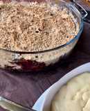 Crumble de manzana y arándanos con salsa Inglesa