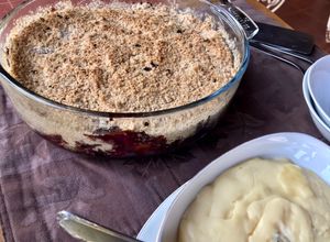Una foto de Crumble de manzana y arándanos con salsa Inglesa