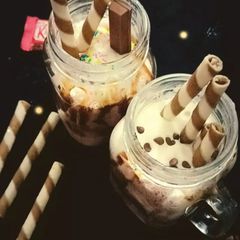 A picture of Chocolate Milkshake & KitKat Milkshake.