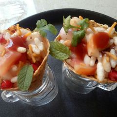 A picture of Papad bhel cones.