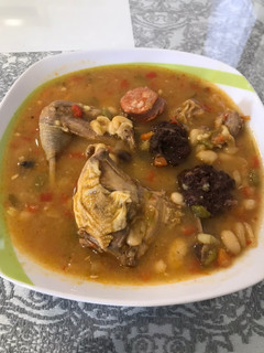 Una foto de Habichuelas con perdiz, chorizo y morcilla