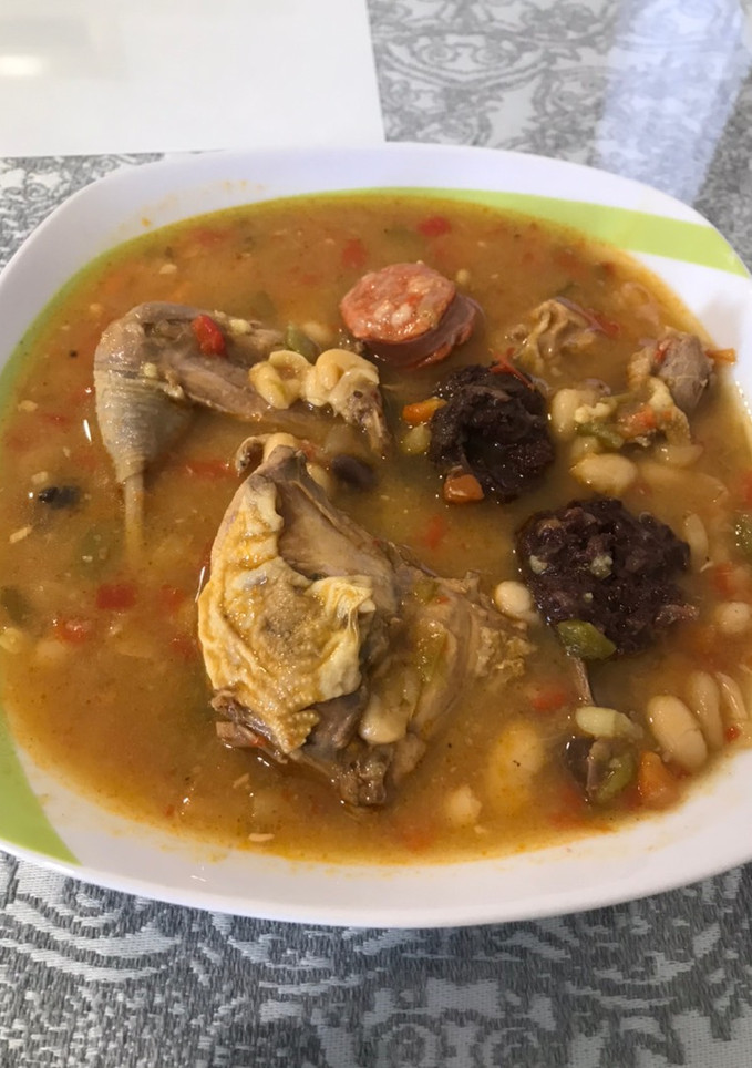 Una foto de Habichuelas con perdiz, chorizo y morcilla