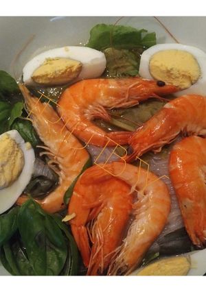 Une photo de Soupe au boeuf ou aux crevettes avec vermicelle, menthe, basilic et oseille