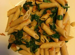 Una foto de Pasta integral con espinacas