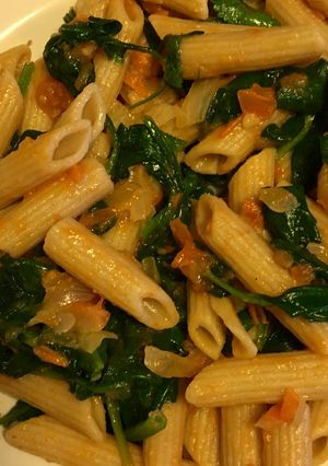 Una foto de Pasta integral con espinacas