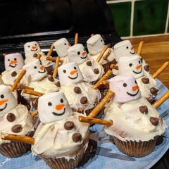 ⛄Snowman cupcakes for Christmas or birthday party A picture of ⛄Snowman cupcakes for Christmas or birthday party.