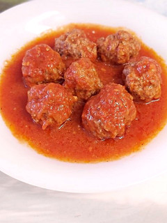 Una foto de Albóndigas jugositas 🤤 con salsa de tomate