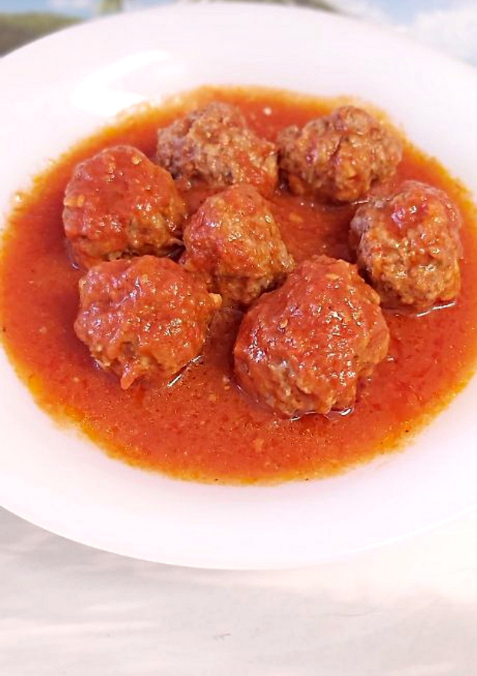 Una foto de Albóndigas jugositas 🤤 con salsa de tomate