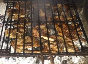 Una foto de Chuletitas de cordero marinadas, a la brasa, con all i oli