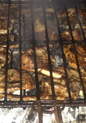 Una foto de Chuletitas de cordero marinadas, a la brasa, con all i oli