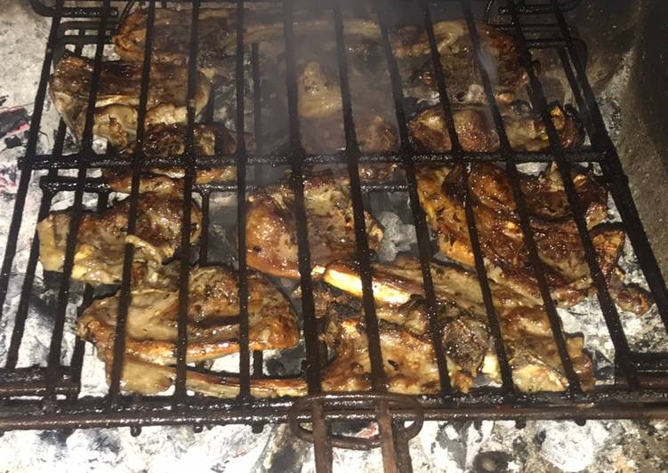 Chuletitas de cordero marinadas, a la brasa, con all i oli