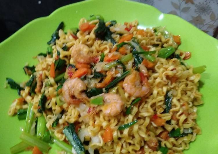 Bagaimana Menyiapkan Mie goreng sayuran+udang yang Lezat