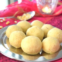 A picture of Rava-peanut-gram Ladoo, and a Shubh Aarambh ! :).