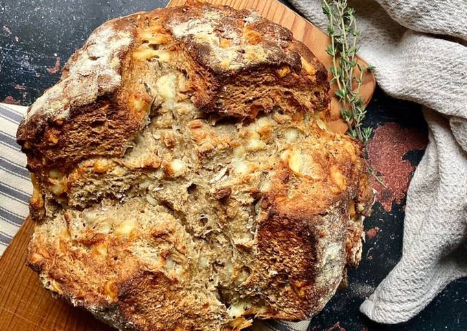 Vintage cheddar and thyme soda bread