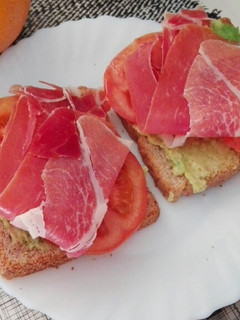 Una foto de Tostadas de aguacate