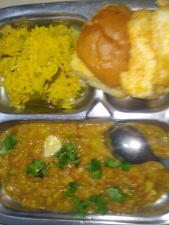 પાઉંભાજી સાથે પુલાવ(bhajipav pulav recipe in gujarati) રેસીપી મુખ્ય ફોટો