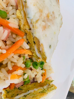 Una foto de Arroz tres delicias con tortita de calabacín y queso🍚🧀🧀