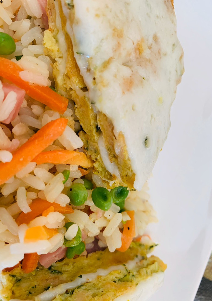 Una foto de Arroz tres delicias con tortita de calabacín y queso🍚🧀🧀