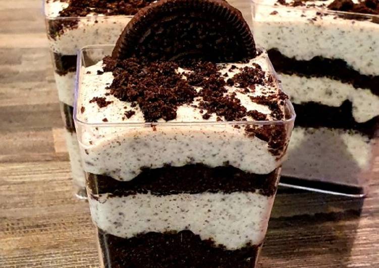 Oreo-Mousse in Gläsern