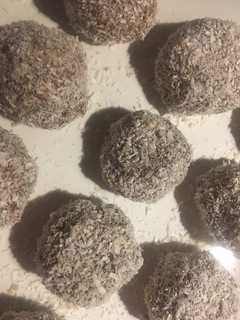 Una foto de Bombones de avena, Nutella, pasta de maní, chocolate y dulce de leche