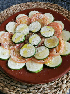Una foto de Carpaccio de calabacín y tomate
