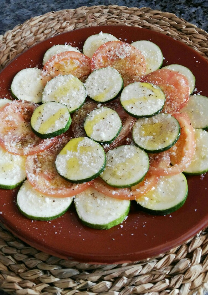 Una foto de Carpaccio de calabacín y tomate