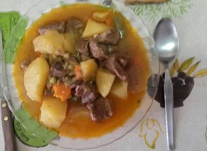 Una foto de Estofado de ternera con patatas y menestra
