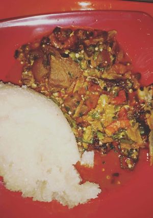 A picture of Okro soup with white garri.