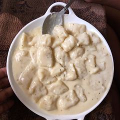 A picture of Gnocchi in cheese sauce.