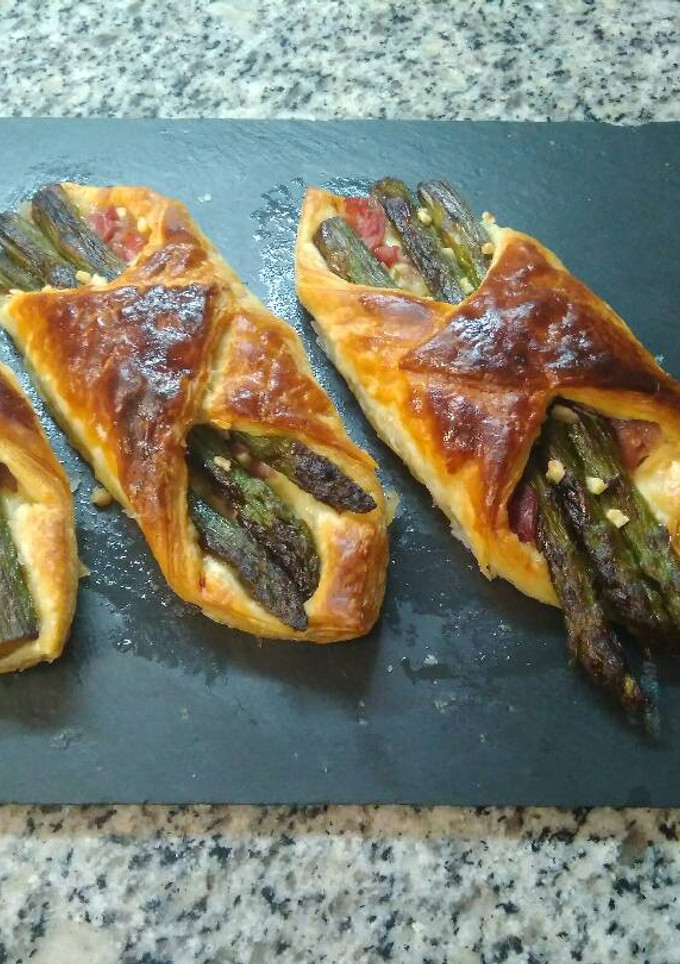 Una foto de Hojaldres de espárragos y Jamón