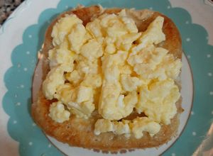 Una foto de Tostada con huevo revuelto y queso