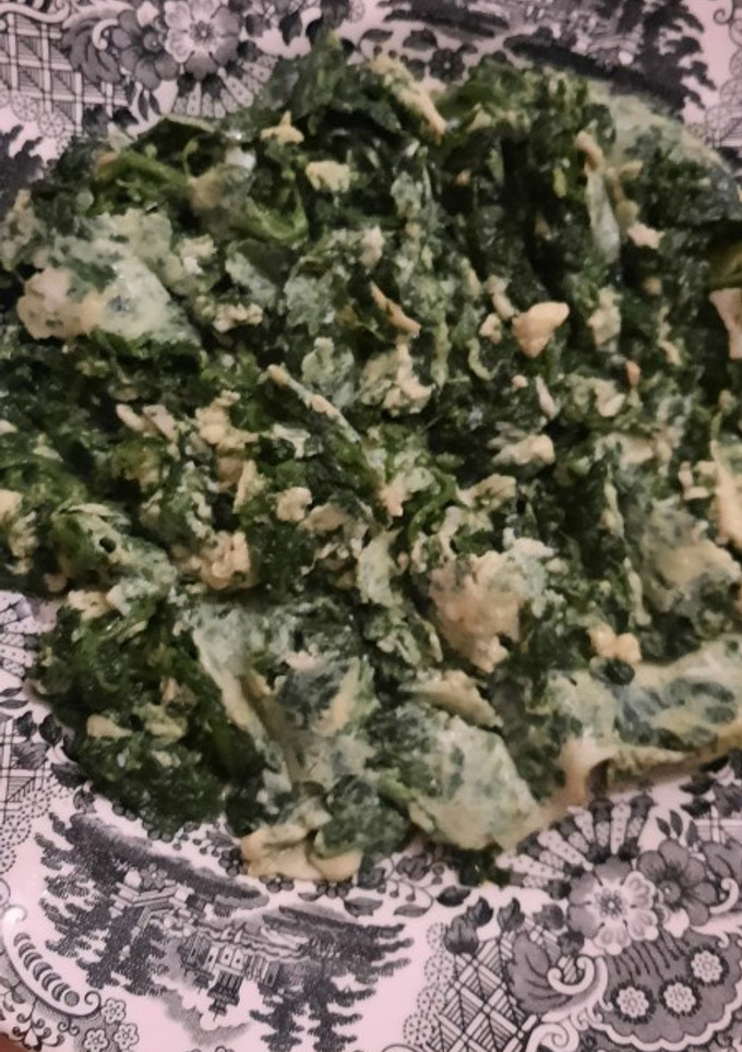 Una foto de Espinacas revueltas con huevo y ajito