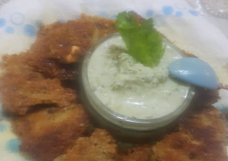 Recipe of Favorite Veg fritters with green chutney
