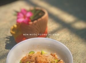 Hình của món Bún nước tương xì dầu (chay).