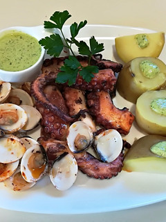 Una foto de Pulpo cocido con chirlas