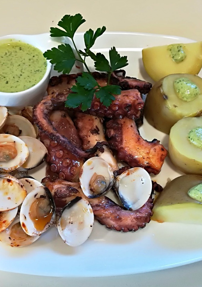 Una foto de Pulpo cocido con chirlas