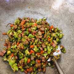 A picture of Oseng wortel, buncis, brokoli, baso dan sosis.