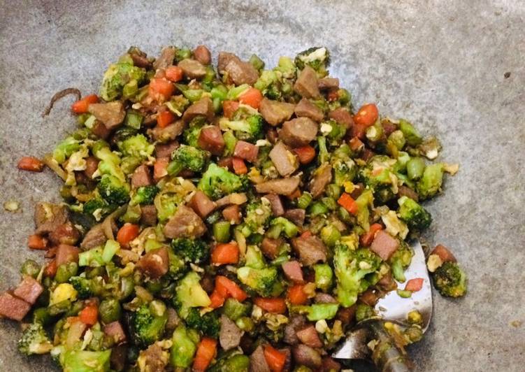 Cara Menyiapkan Oseng wortel, buncis, brokoli, baso dan sosis yang Menggugah Selera