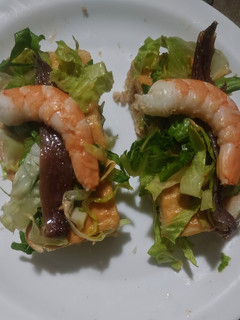 Una foto de Canapés fríos con gamba