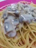 Spaghetti con salsa blanca y champignones