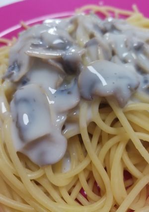 Una foto de Spaghetti con salsa blanca y champignones