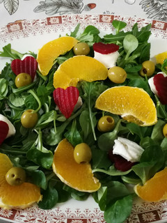 Una foto de Ensalada de rúcula con corazones