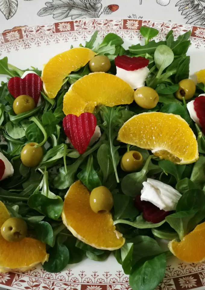 Una foto de Ensalada de rúcula con corazones