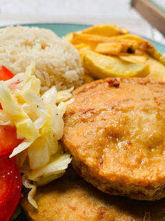 Una foto de Hamburguesas de pollo con ensalada