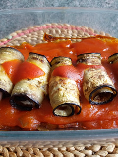 Foto principal de Rollitos de berenjena con mousse de ajo y perejil