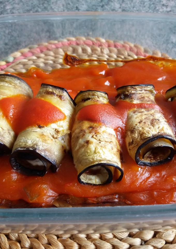 Una foto de Rollitos de berenjena con mousse de ajo y perejil