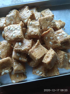 शेंगदाणे चिक्की (shengdyanchi chikki recipe in marathi) रेसिपी चे मुख्य फोटो