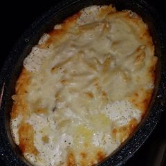 A picture of Chicken Alfredo.