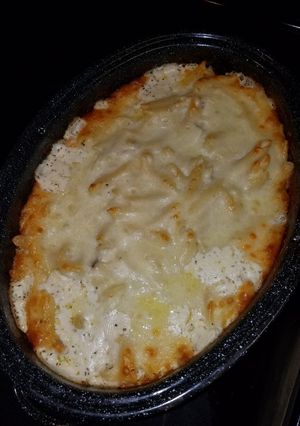 A picture of Chicken Alfredo.
